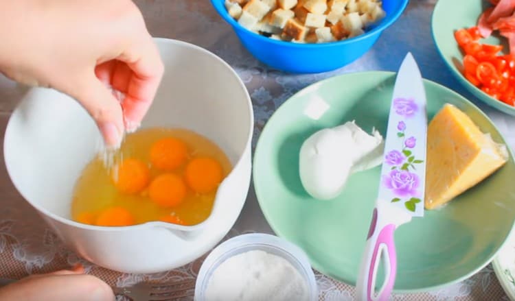 In una ciotola, sbattere le uova e aggiungere un po 'di sale.
