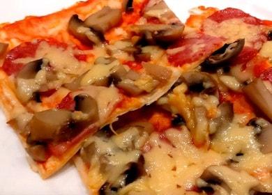 Kevyt ja herkullinen kotitekoinen pitaleipäpizza: kypsennetty yksinkertaisen, askel askeleelta -kuvan, valokuvan mukaan.