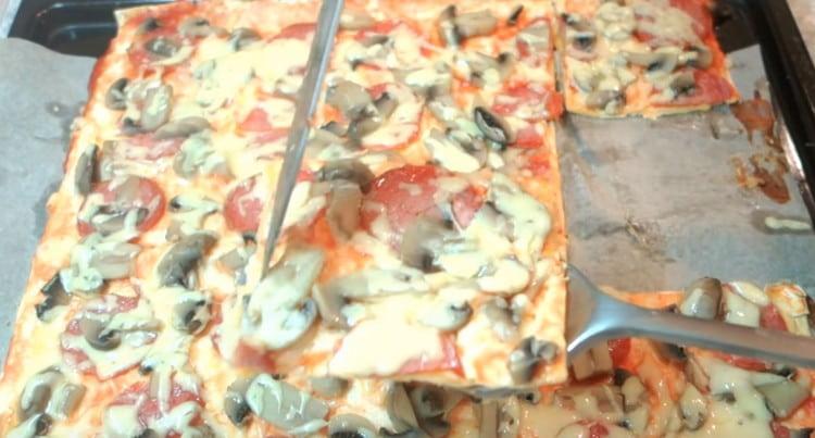 Lavash Pizza ist fertig, der Käse ist geschmolzen, es ist sehr lecker.