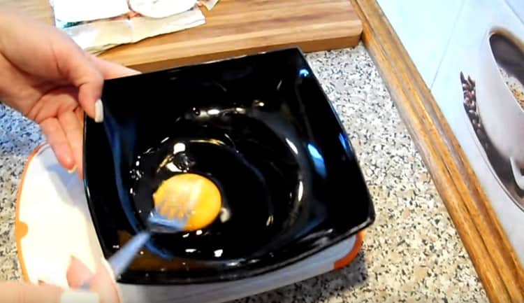 Sbattere leggermente l'uovo con una forchetta.