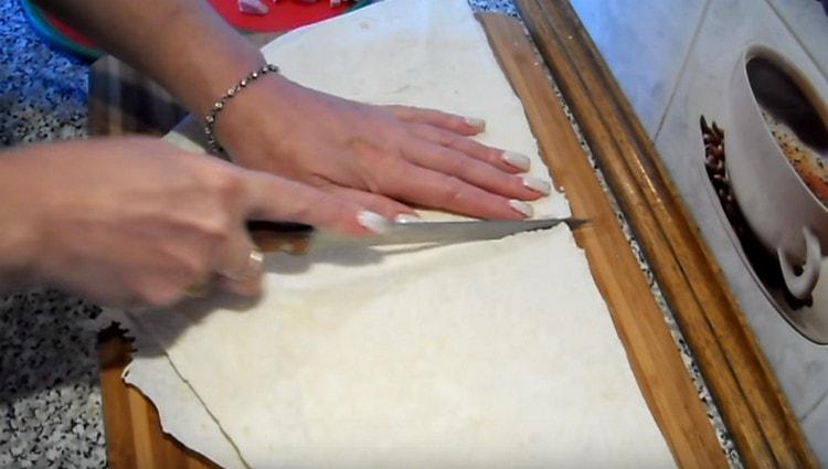 Dünnes Fladenbrot wird in 4 Teile geschnitten.