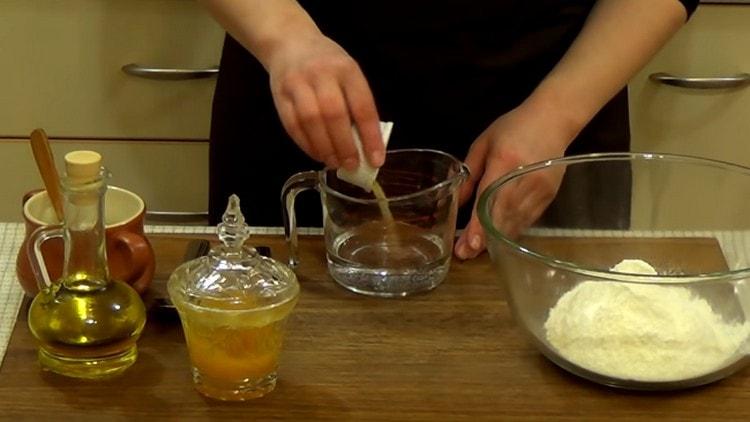 Nalijte kvasnice do teplé vody, přidejte med.