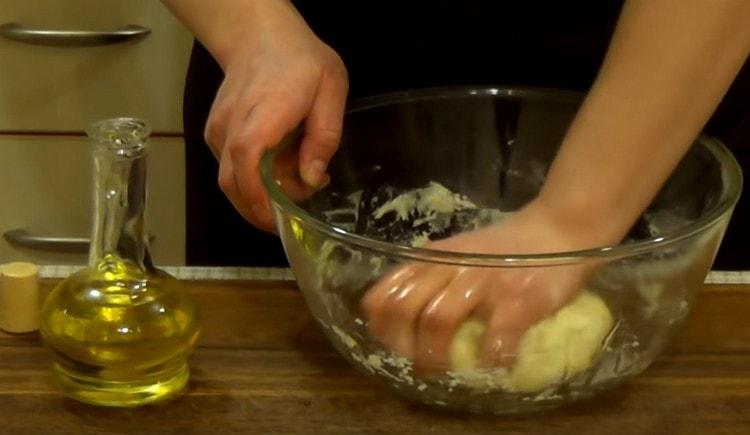 Impastando la pasta, aggiungere olio d'oliva.