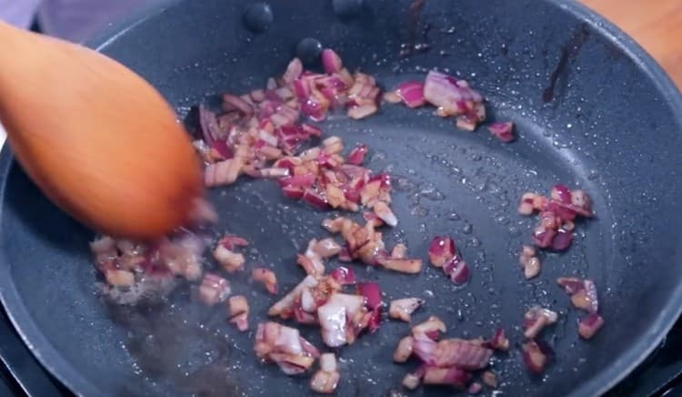 بعد لحم الخنزير المقدد ، ضع البصل في المقلاة.
