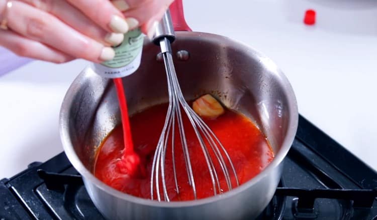 Successivamente, aggiungi acqua e, se necessario, più pasta, ottenendo la consistenza del ketchup.