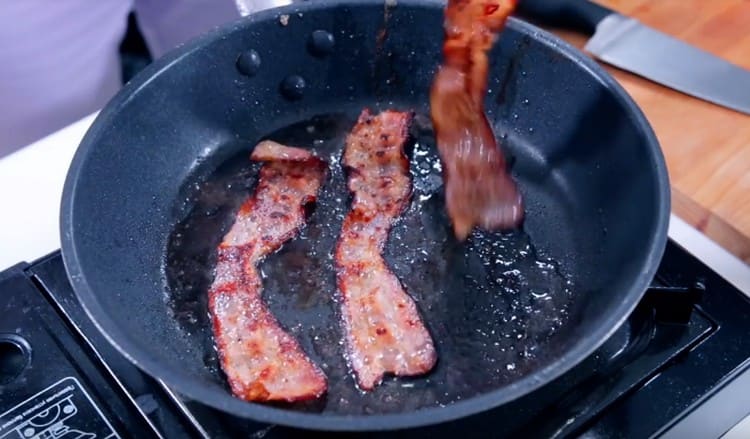 Fry ang bacon hanggang sa ginintuang kayumanggi.