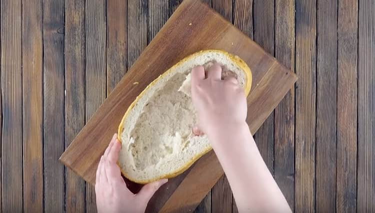 Нарежете хляба наполовина и отстранете трохите от дъното.