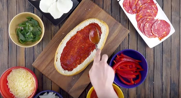 Намажете тази част от хляба с доматен сос.