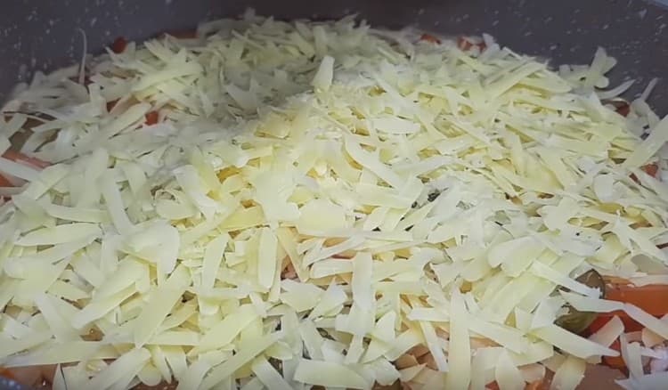 Die Zubereitung mit geriebenem Käse bestreuen.