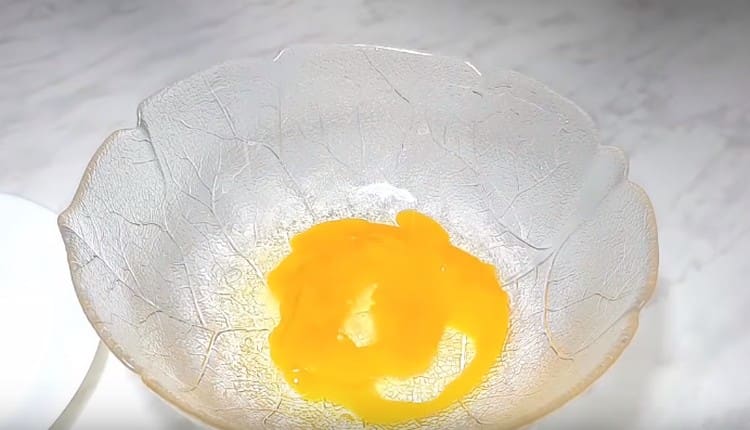 Le uova vengono sbattute in una ciotola.