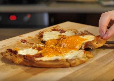 Γρήγορη πίτσα σε ένα τηγάνι χωρίς ξινή κρέμα: μαγειρεύουμε σύμφωνα με τη συνταγή με μια φωτογραφία.