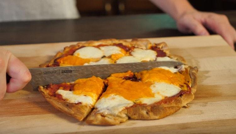 Бърза пица в тиган без заквасена сметана е готова.