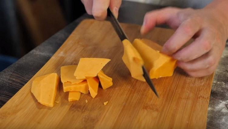 Schneiden Sie den Käse in Scheiben, Mozzarella kann nur Scheiben genommen werden.