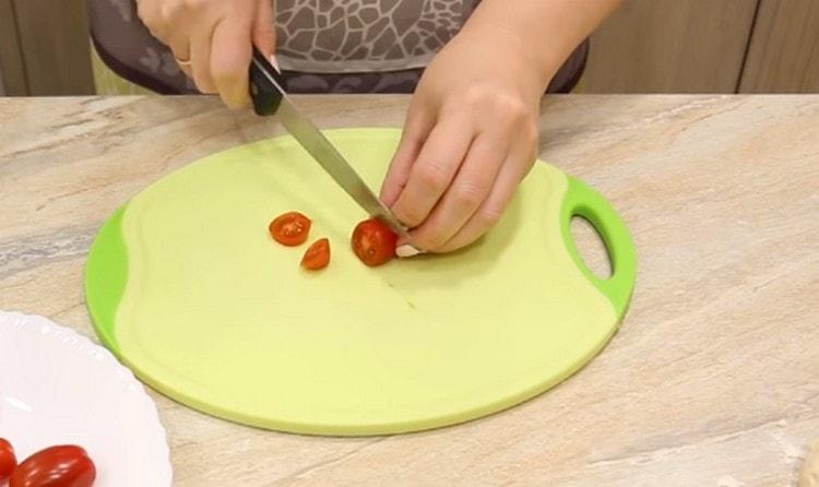 Нарязваме доматите на кръгчета.