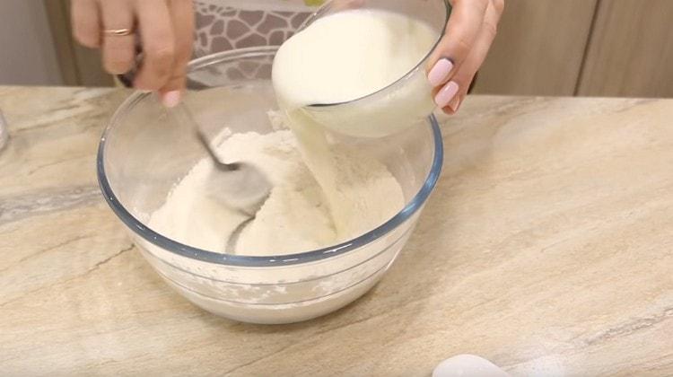Fügen Sie Kefir zum Mehl hinzu und mischen Sie den Teig.