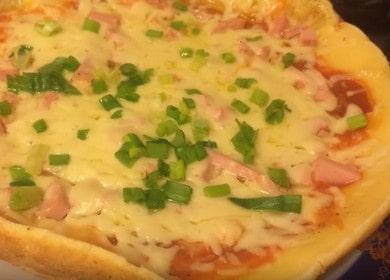 Lahodná pizza na pánvi na majonéze: vařte podle receptu krok za krokem s fotografií.