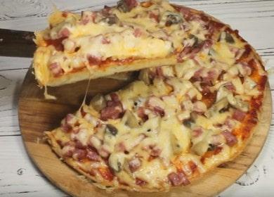 Pizza elementare semplice e gustosa in padella su panna acida: cuciniamo secondo la ricetta con una foto.