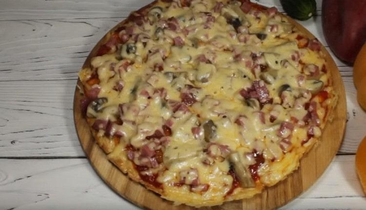 Εδώ έχουμε μια τέτοια υπέροχη πίτσα σε ένα τηγάνι σε ξινή κρέμα.