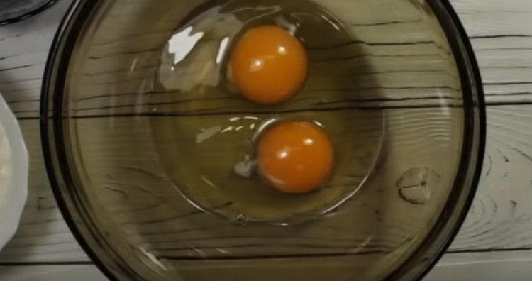 Κτύπαμε τα αυγά σε ένα μπολ.