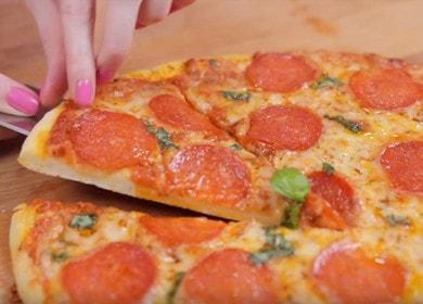 Wie man lernt, leckere Peperoni-Pizza zu kochen