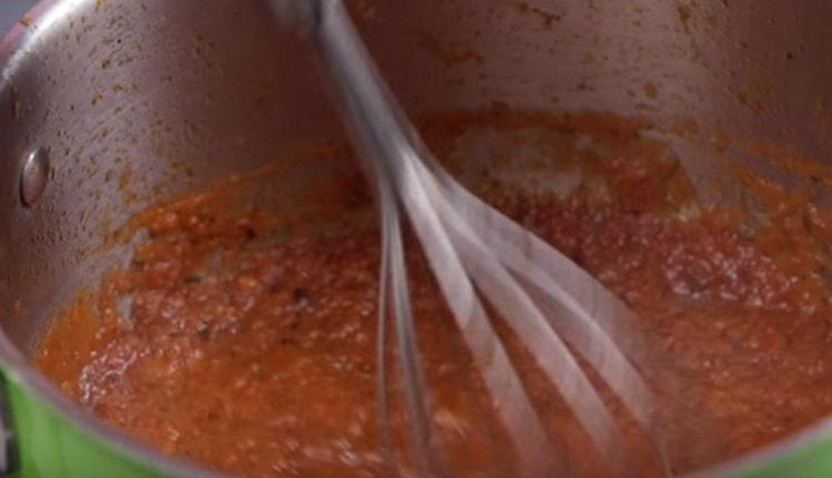 Bollire la salsa fino a quando non si addensa.
