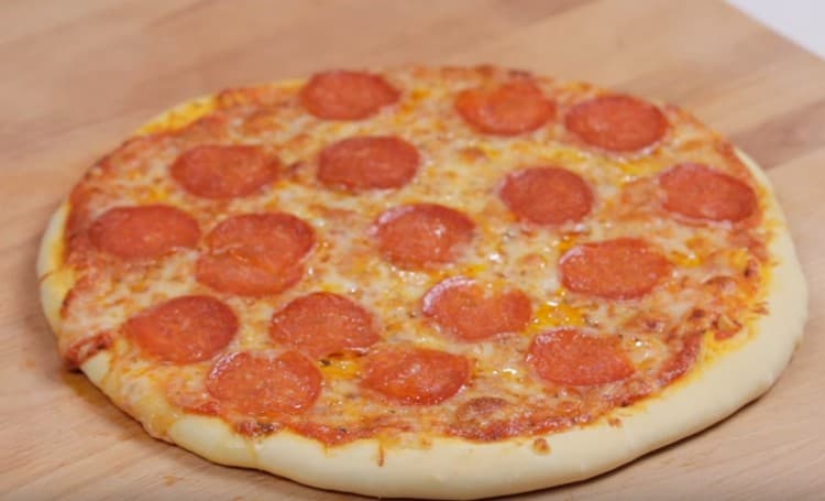 Pepperoni pizza gyorsan megsütött
