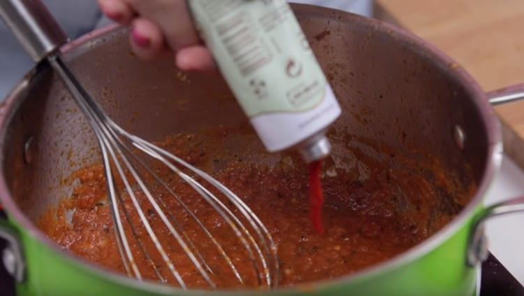 Jei norite, į padažą galite pridėti šiek tiek pomidorų pastos.