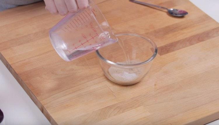 Изсипете маята със захарта в топла вода.