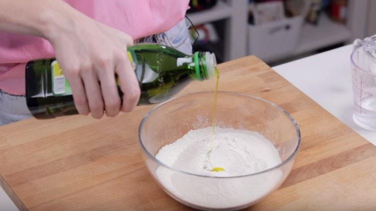 Į miltus įpilkite druskos ir alyvuogių aliejaus.