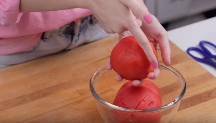 Бланширайте доматите.