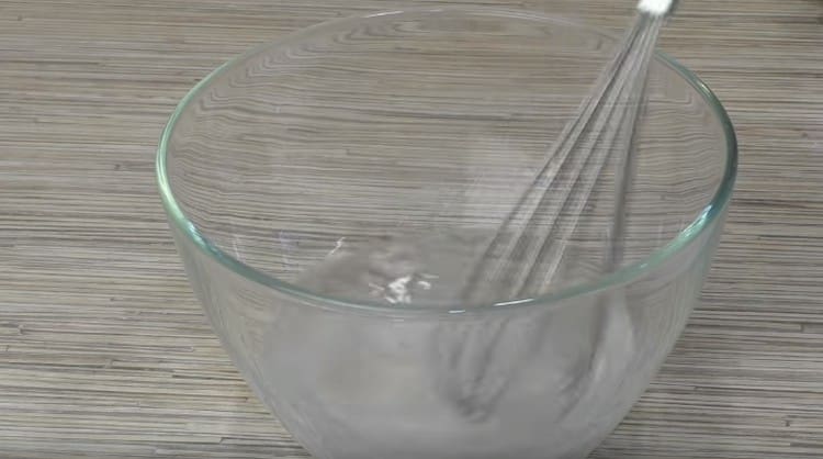 Διαλύστε το αλάτι και τη ζάχαρη σε ζεστό νερό.