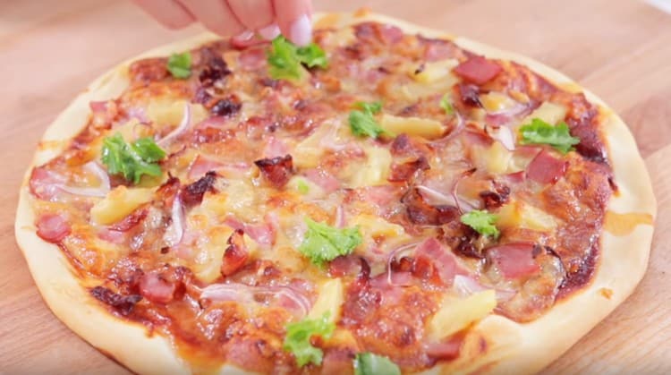Haluttaessa ananasilla valmis pizza voidaan koristaa korianterilla.