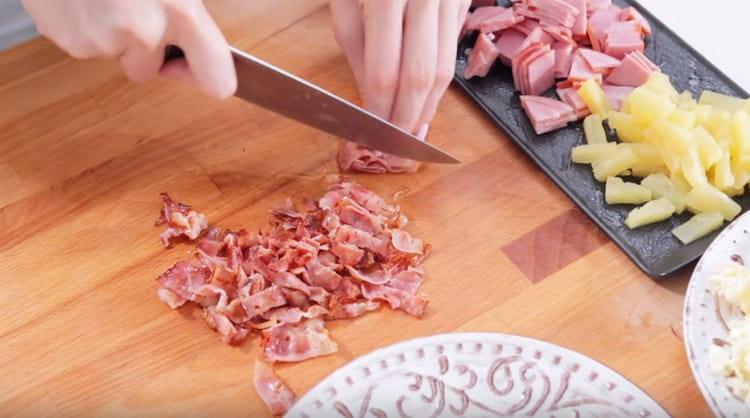 Smaženou slaninu nakrájejte na malé kousky.