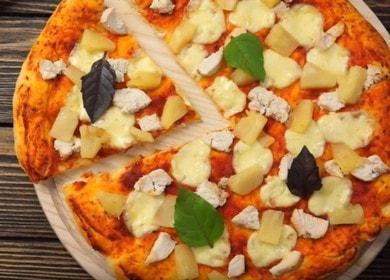 herkullinen pizza ananasta ja kanaa: resepti kuvalla.