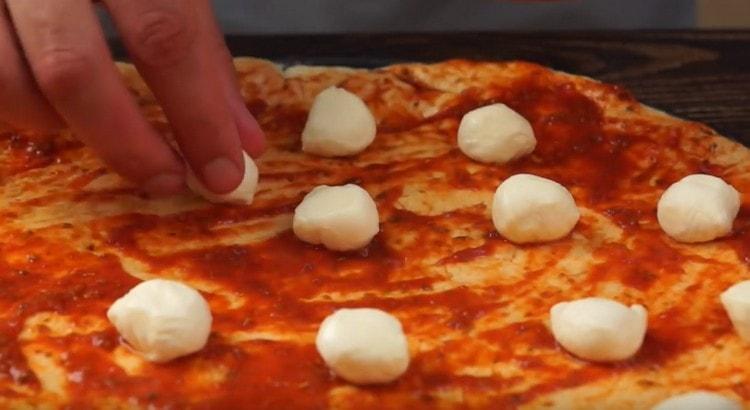 Rovnoměrně rozložte plátky mozzarelly.