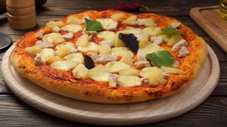 Vyzkoušejte tento recept a pokuste se připravit tak lahodnou pizzu s ananasem a kuřecím masem.