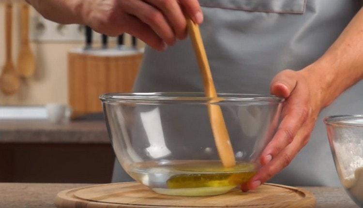 In einer separaten Schüssel das Olivenöl mit Salz und Zucker mischen.