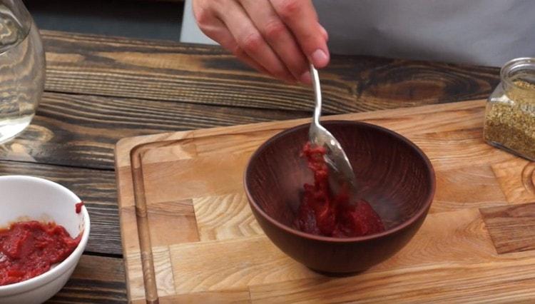 Per preparare la salsa, prendi il concentrato di pomodoro.