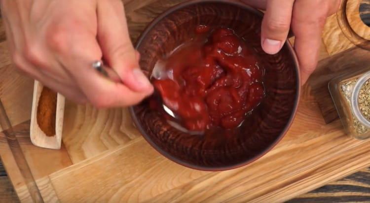Aggiungere gradualmente acqua al concentrato di pomodoro, ottenendo la consistenza desiderata per la salsa.
