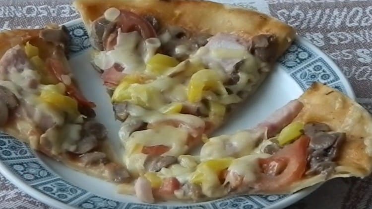 Ang pizza na may mga kabute ay handa na!