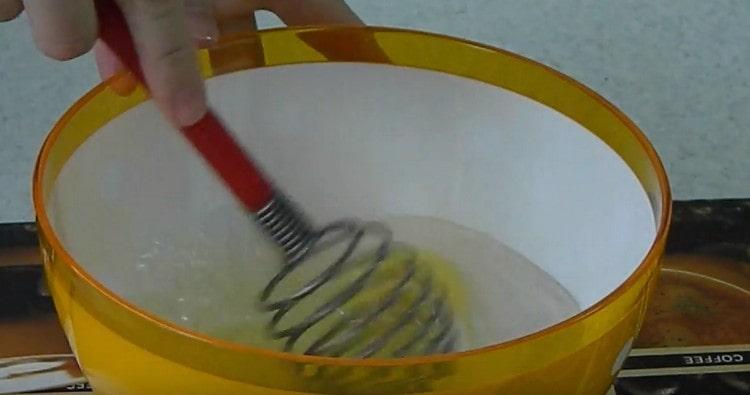 In einer Schüssel das Ei mit Salz und Wasser schlagen.
