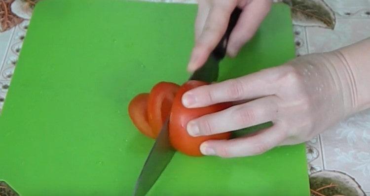 Κόψτε την ντομάτα σε κύκλους.