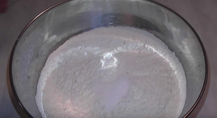 Пресейте брашното, добавете сол към него.