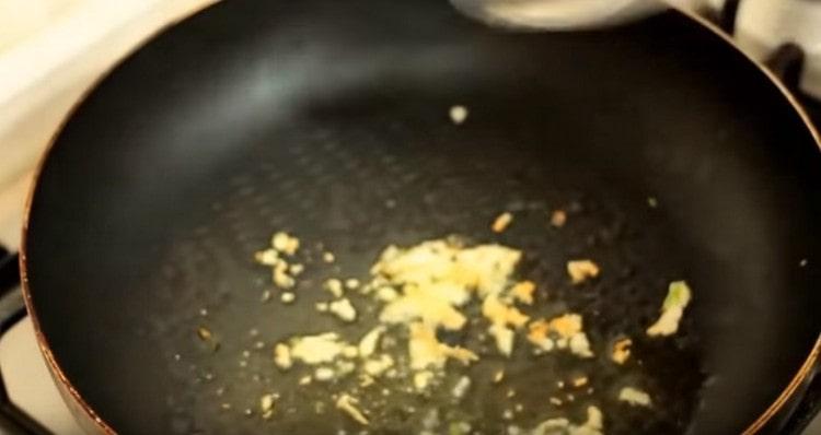 Σε μια κατσαρόλα με φυτικό λάδι, τηγανίζουμε το σκόρδο.