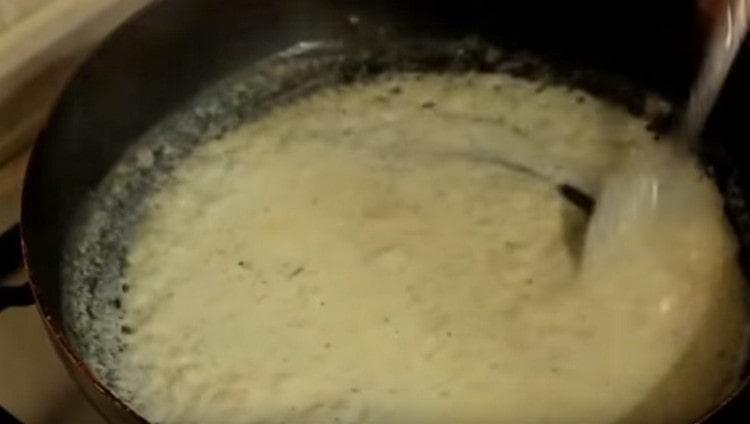 Сварете кремообразния сос, докато се сгъсти.