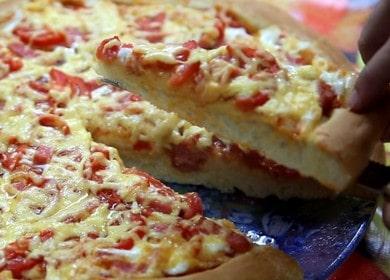Wie man leckere Pizza mit Wurst, Käse und Tomaten kocht