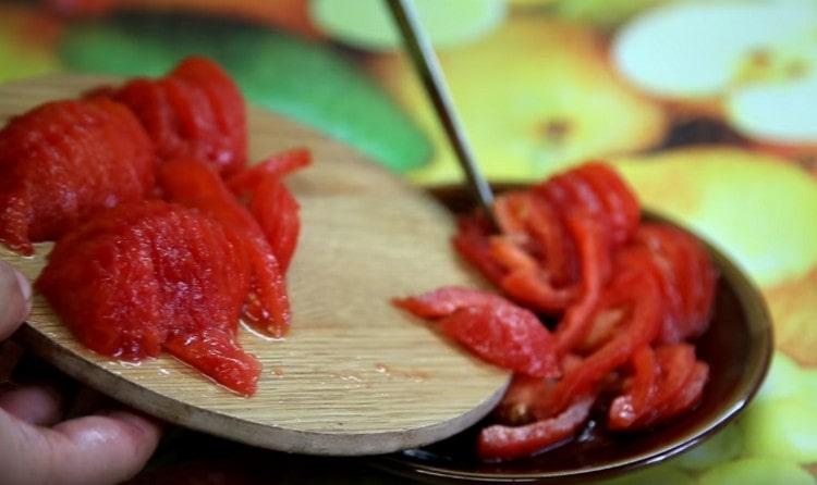Leikkaa tomaatit puoliympyräksi.