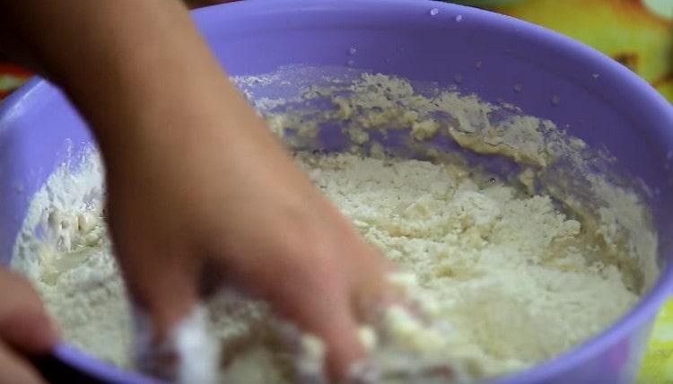 Aggiungi parte della farina e mescola tutti gli ingredienti.