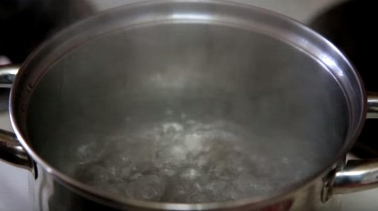 Σε μια κατσαρόλα, φέρτε το νερό σε βρασμό.