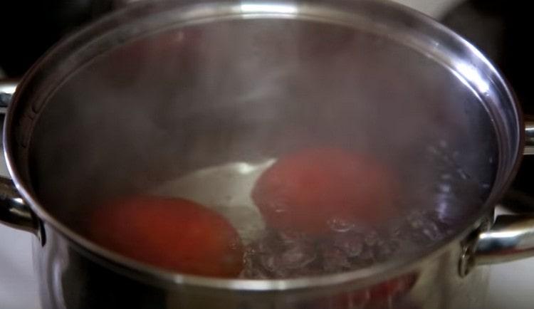 Levitämme tomaatit kiehuvaan veteen.